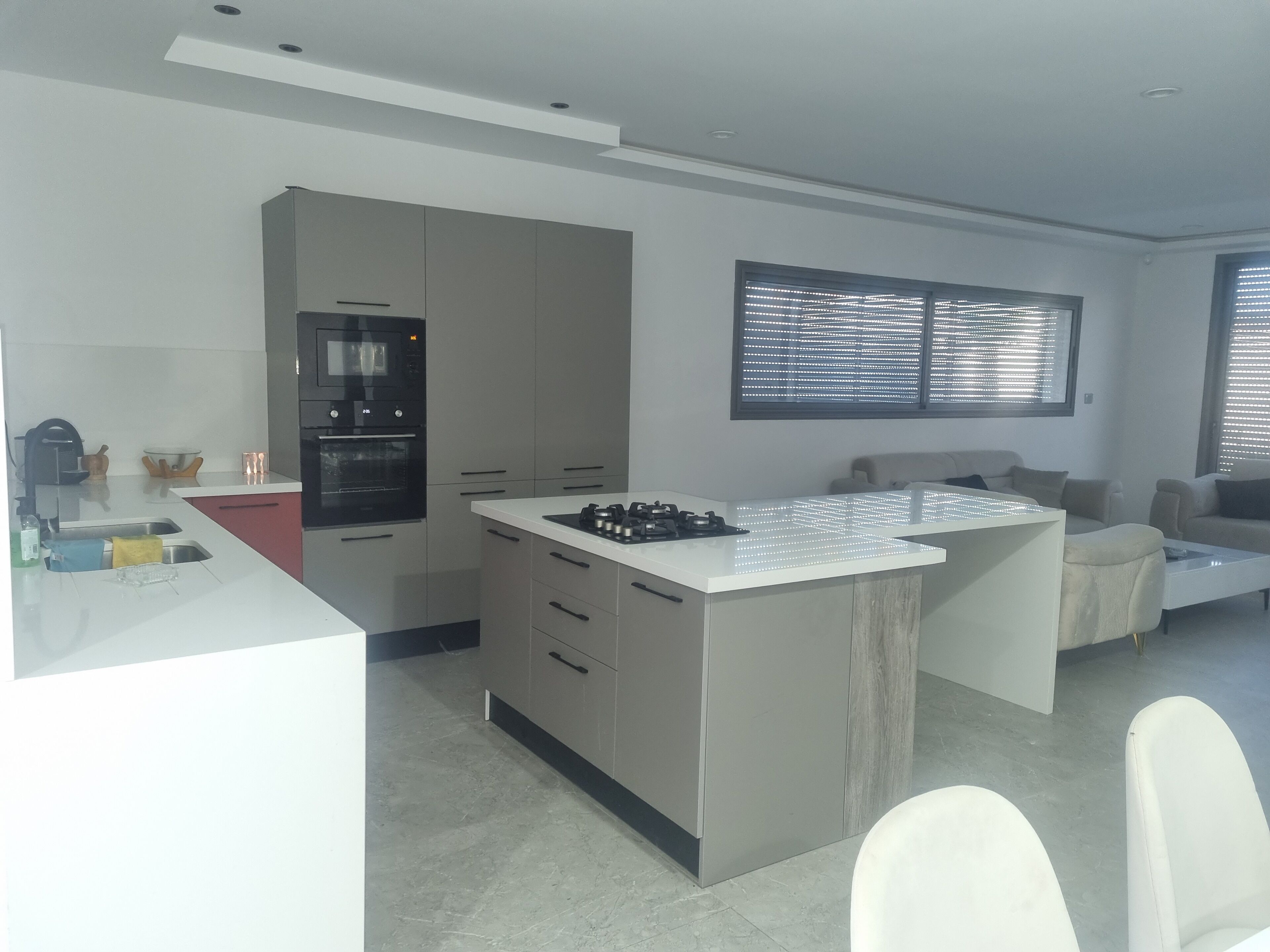 Geladeira, micro-ondas, fogão, cooktop