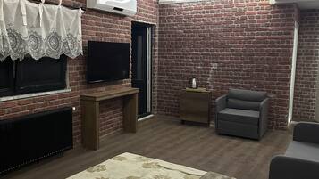Deluxe Room | 1 bedroom, desk, soundproofing, free WiFi