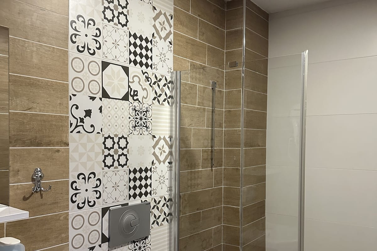 Habitación Deluxe | Baño | Amenidades de baño gratuitas, secadora de cabello, batas, pantuflas