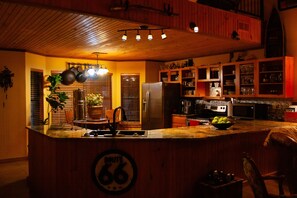Køleskab, mikrobølgeovn, ovn, kogeplade
