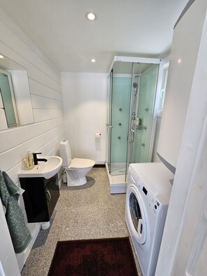 Een douche, een haardroger, handdoeken, zeep