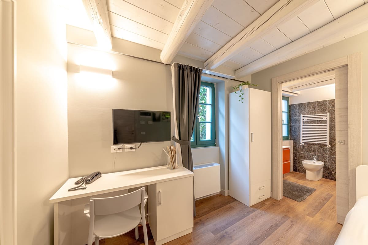 Standard-Einzelzimmer | Hochwertige Bettwaren, Minibar, Zimmersafe, Schreibtisch