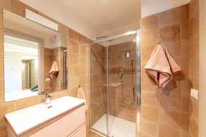 Standard Double Room | Bathroom | Shower, rainfall showerhead, free toiletries, hair dryer - Hotel Mura 5&7 (Trieste)