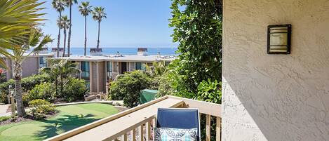 Appart'hôtel, 1 très grand lit et 1 canapé-lit, accès piscine, vue jardin (E108) | Enceinte de l’hébergement