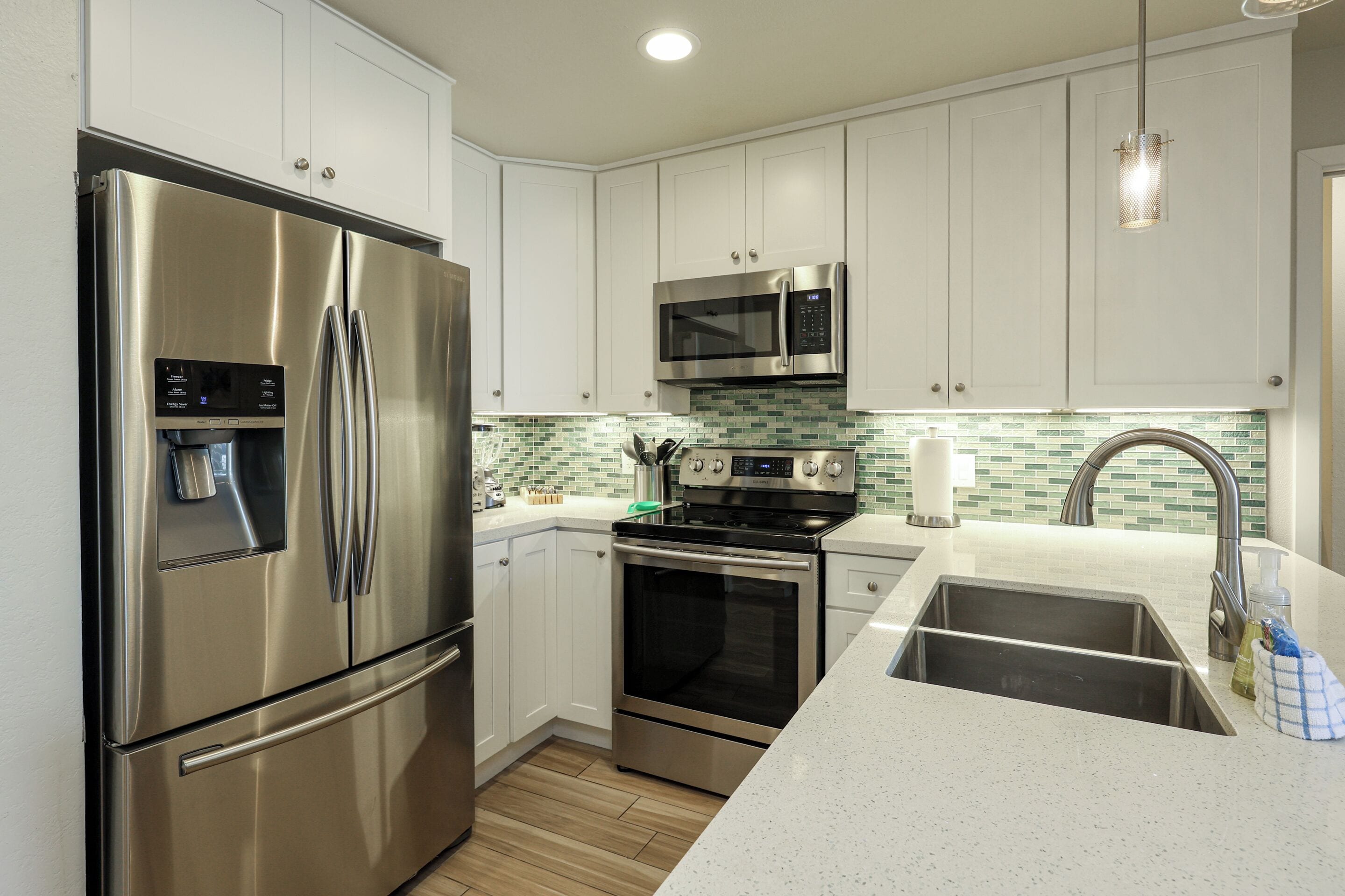 Huoneisto, 1 suuri parisänky ja vuodesohva, pääsy uima-altaalle, näköala puutarhaan (E108) | Yksityinen keittiö | Kahvin-/teenkeitin