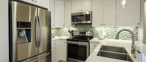 Condo, 1 cama King e sofá-cama, acesso à piscina, vista para o jardim (E108) | Cozinha privada | Cafeteira/chaleira