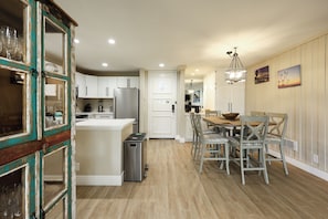 Condo, 1 Queen Bed with Sofa bed, Pool Access, Garden View (G122 ) | In-room dining