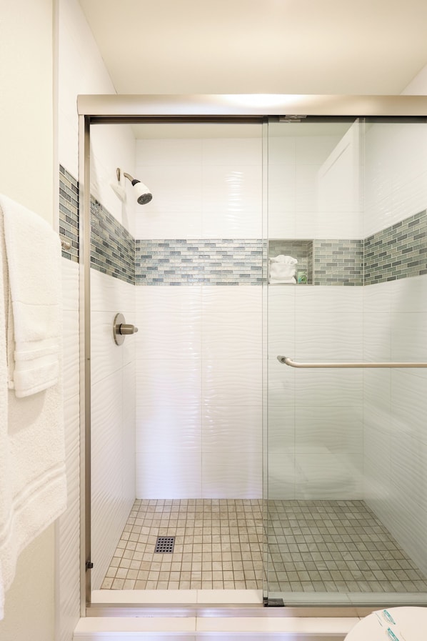 Condo, 1 cama King size y sofá cama, acceso a la alberca, vista al jardín (E108) | Baño | Amenidades de baño de diseñador y toallas