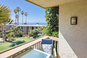 Condo, 1 très grand lit et 1 canapé-lit, accès à la piscine, vue sur le jardin (E108) | Terrain de l’hébergement