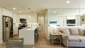 Condo, 1 King Bed with Sofa bed, Pool Access, Garden View (E108) | Interior