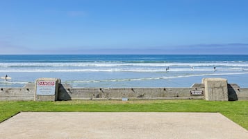 Pantai berhampiran