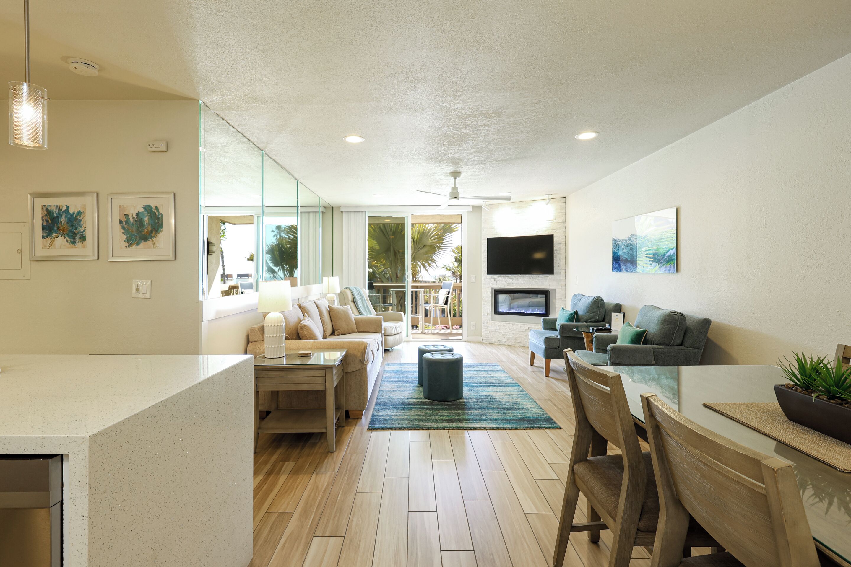 คอนโด, เตียงคิงไซส์ 1 เตียง และโซฟาเบด, ใช้สระว่ายน้ำได้, วิวสวน (E108) | บริเวณนั่งเล่น