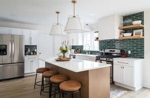 Geladeira, micro-ondas, fogão, cooktop