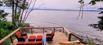 M22 Hemlock House-Renovated lakefront home