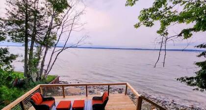M22 Hemlock House-Renovated lakefront home