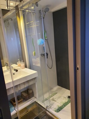 Douche, sèche-cheveux