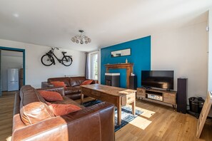 Televisie, een open haard en een stereo