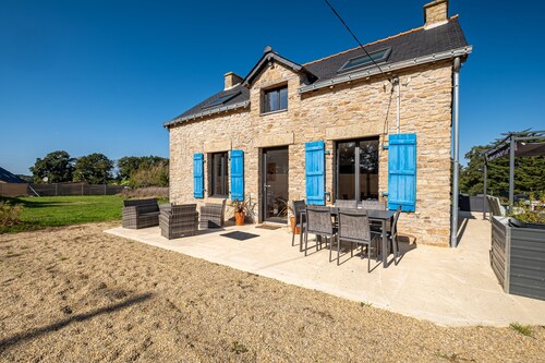 Le Cottage de Flore - Four Bedroom House, Sleeps 8