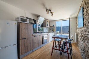 Een koelkast, een microgolfoven, een oven, een vaatwasser