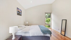 2 bedrooms, desk, iron/ironing board, WiFi - Surf View - WiFi Included (Inverloch)