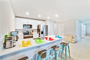 冷蔵庫、電子レンジ、オーブン、コンロ