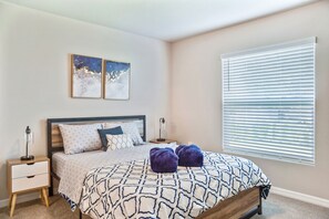 4 habitaciones, escritorio y tabla de planchar con plancha 