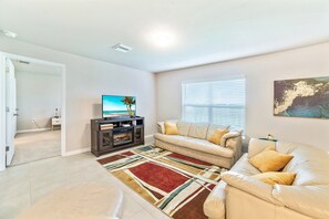 Smart TV, chimenea, mesa de ping pong, libros