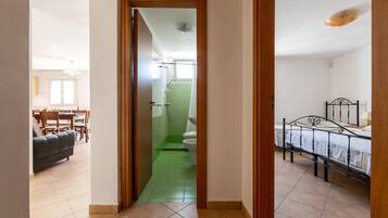 2 makuuhuonetta, silitysrauta/-lauta