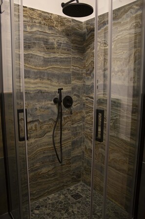 Double Room | Bathroom | Shower, rainfall showerhead, hair dryer, towels - Ozium (Fiumicello)