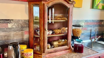 TĂ€gliches inbegriffenes FrĂŒhstĂŒcksbuffet