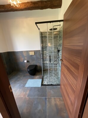 Habitación cuádruple | Baño | Ducha, cabezal de ducha tipo lluvia, secador de pelo y toallas