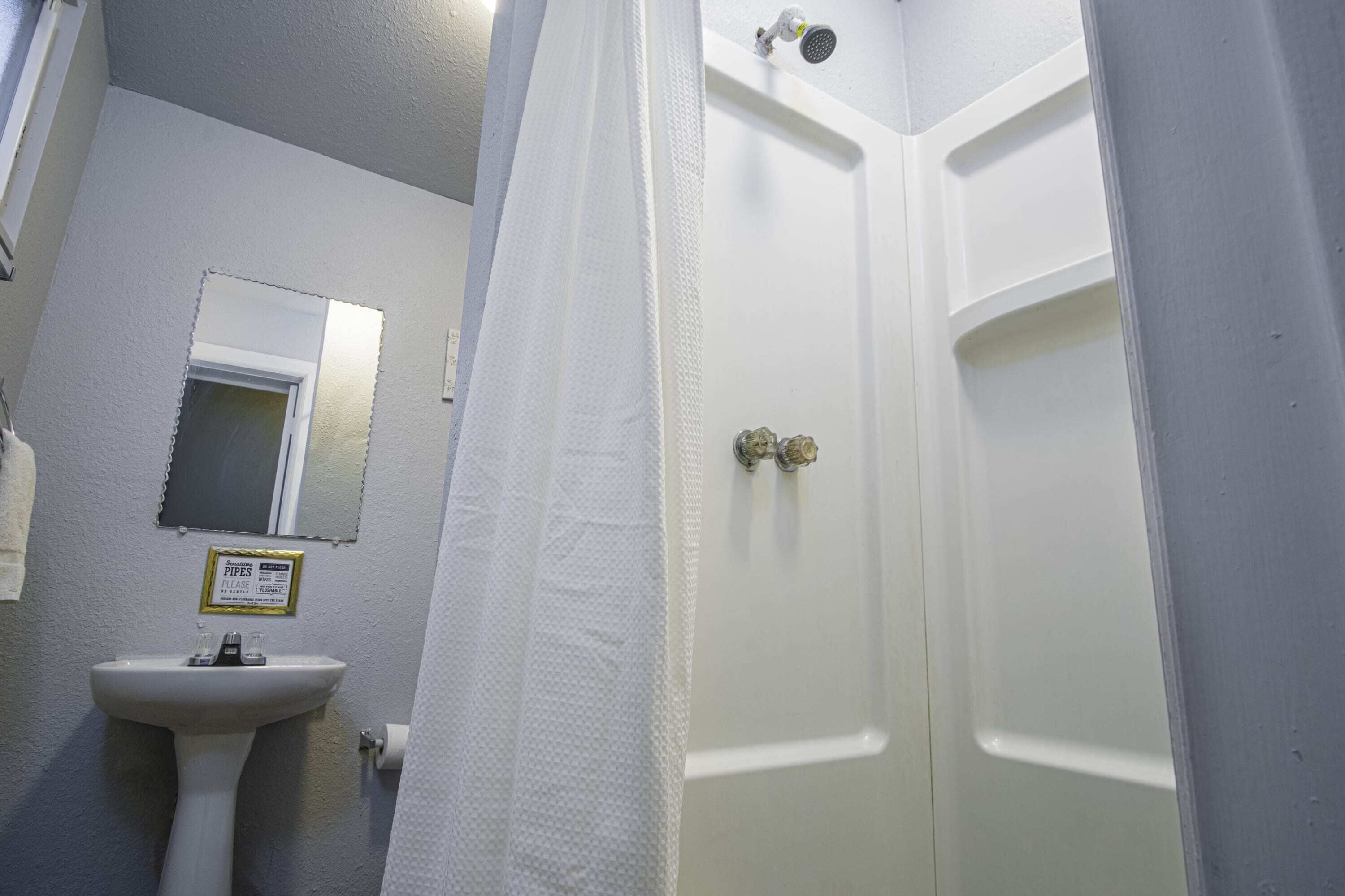 Ducha, cabezal de ducha con hidromasaje, artículos de tocador gratuitos