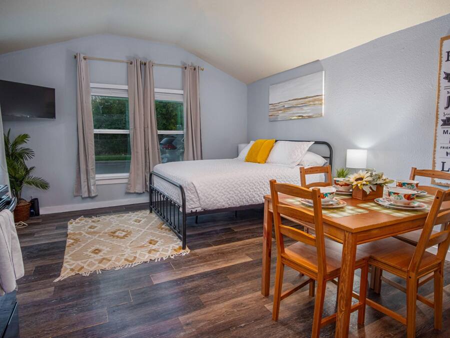 Studio (1 Bedroom) | 1 bedroom, iron/ironing board, bed sheets