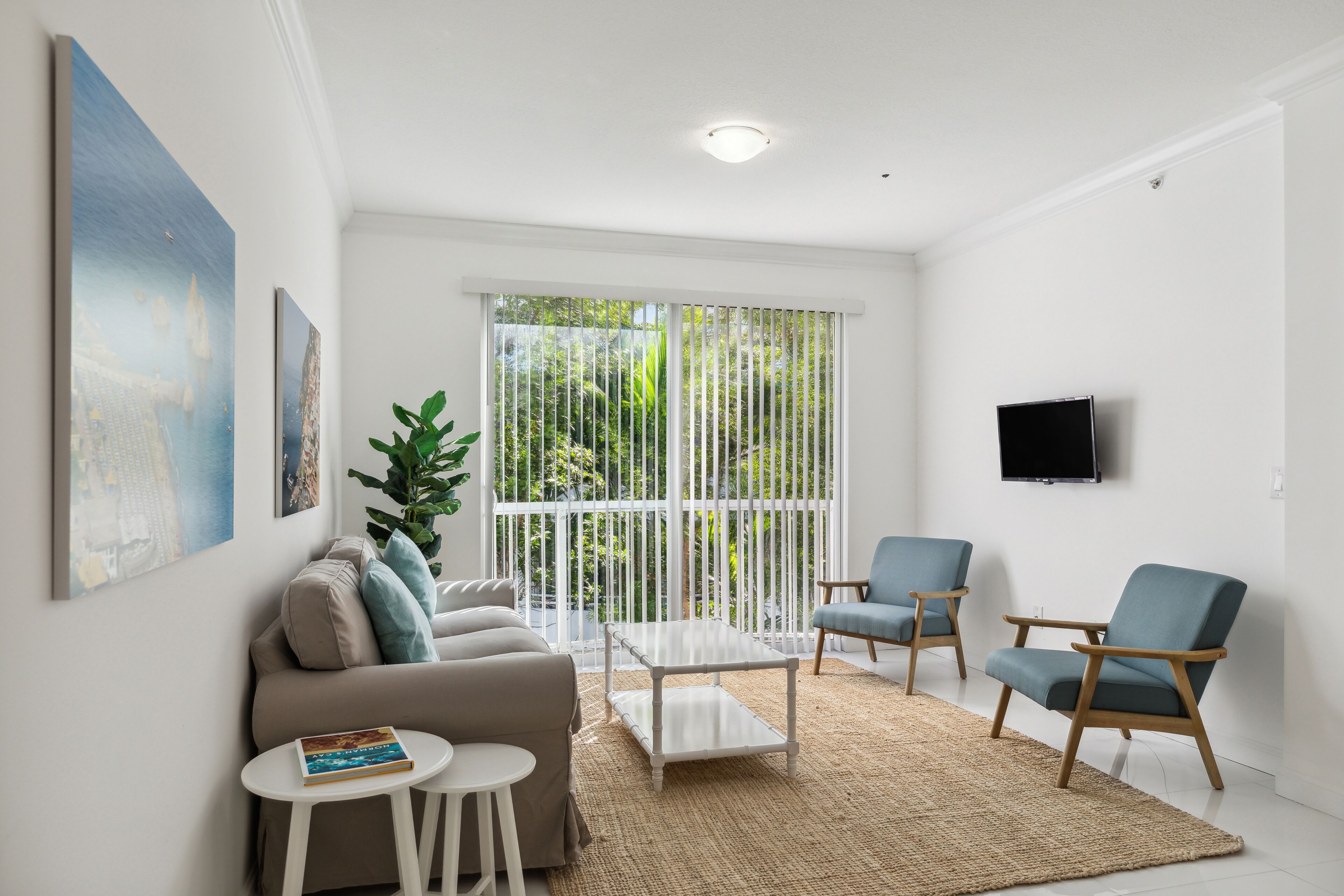 Surfside Retreat: 1BR Work-From-Home Oasis