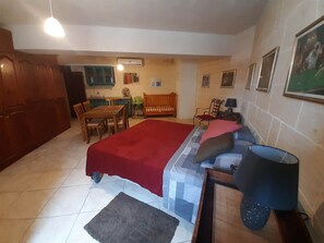 4 habitaciones, tabla de planchar con plancha y cuna de viaje