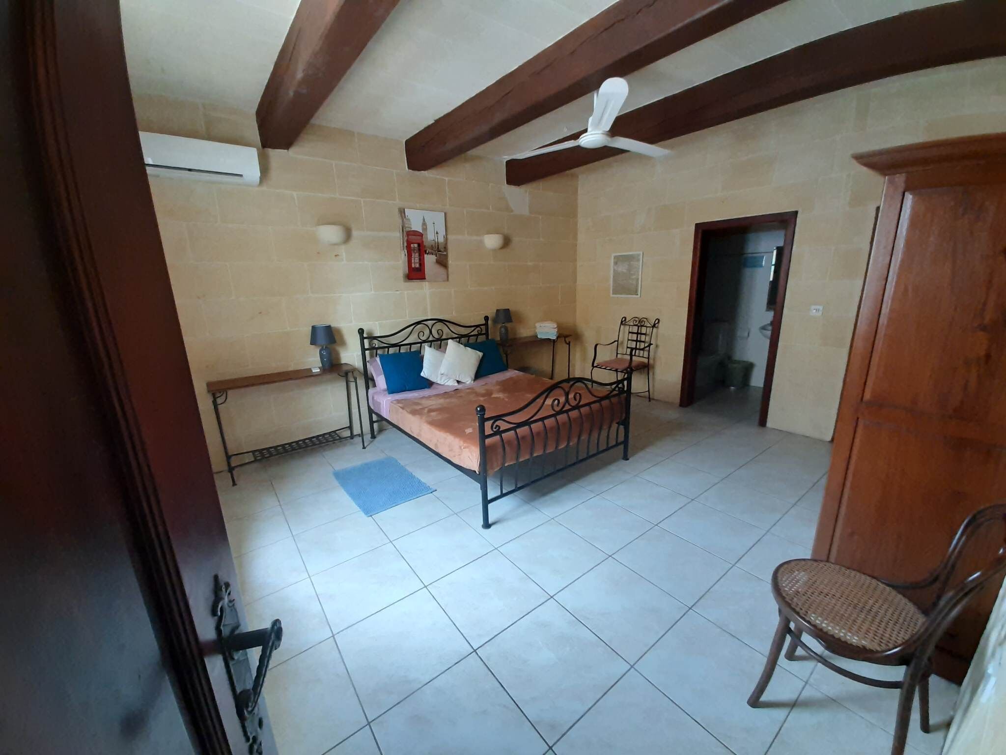 4 quartos, ferros/tábuas de passar roupa, berço de viagem