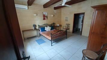 4 quartos, ferros/tábuas de passar roupa, berço de viagem