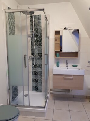 Haartrockner, Handtücher, Seife, Toilettenpapier