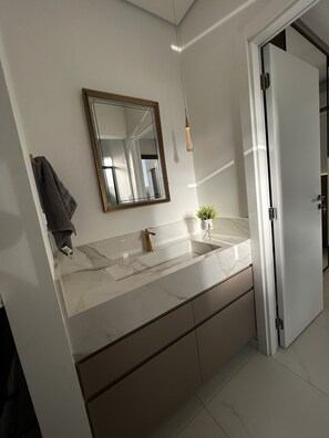 SĂšche-cheveux, serviettes fournies, papier toilette