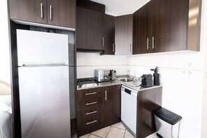 Frigorífico, microondas, lavavajillas y cafetera o tetera