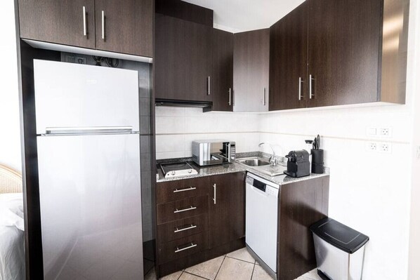 ثلاجة، ميكروويف، غسالة أطباق، ماكينة لصنع القهوة/الشاي