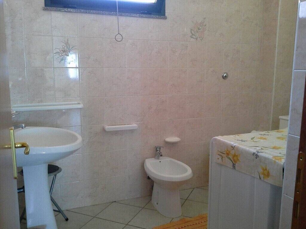Ein Badezimmer mit Waschbecken, Bidet und Toilette.