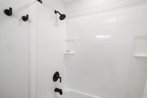 Combined shower/bathtub, hair dryer, towels, soap - The Lofts on Indian Point (Branson)
