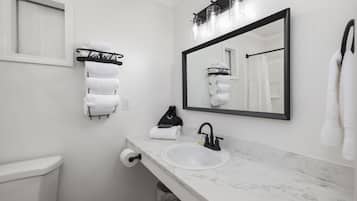 Ensemble douche/baignoire, sĂšche-cheveux, serviettes fournies, savon