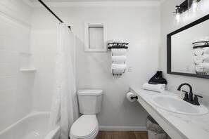 Combined shower/bathtub, hair dryer, towels, soap - The Lofts on Indian Point (Branson)