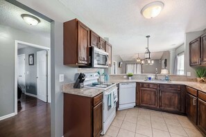 ثلاجة، ميكروويف، فرن، موقد طهي مسطح