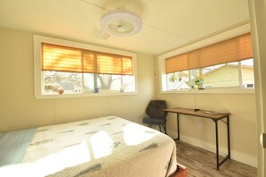 1 bedroom, iron/ironing board, WiFi, bed sheets - Custom Built Home 4MI From Downtown w/ Fenced Yard (Austin)
