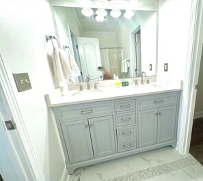 Hair dryer, towels, soap, shampoo - Music City Getaway (Nashville)