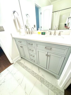 Hårtork, handdukar, tvål och schampo