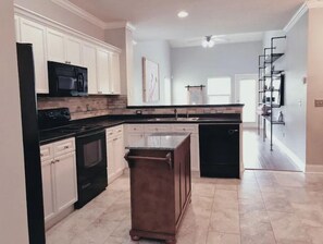 Fridge, microwave, oven, stovetop - Music City Getaway (Nashville)